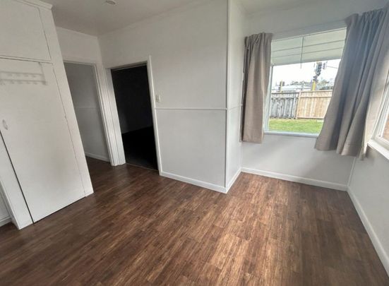 Ideally located on Victoria Street in the popular Beerescourt area, this tidy two-bedroom unit offers easy access to everything Hamilton has to offer. - Photo 1