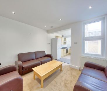 4 bedroom semi-detached house to rent - Photo 2