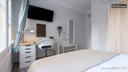 Rooms for women for rent in 5-bedroom apartment in Goya - Photo 3