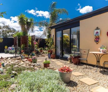 Warm, Spacious & Wonderfully Located Family Home! - Photo 3