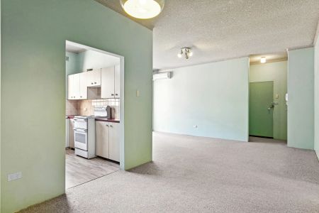 Spacious Double Brick Apartment with Two Balconies & Lock Up Garage - Photo 3