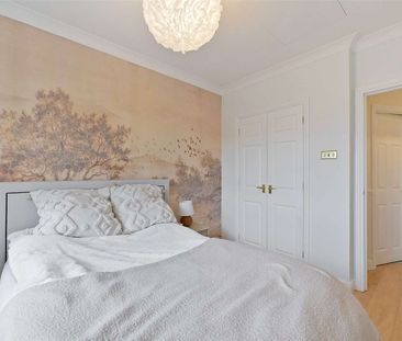 Beautifully presented one bedroom apartment in a gated Windsor deve... - Photo 5