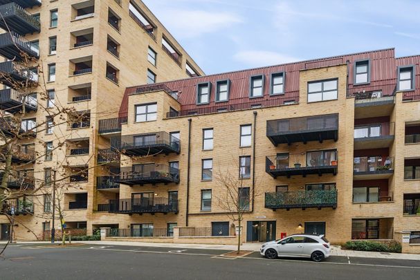 Brumwell Avenue, London, SE18 - Photo 1