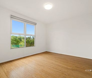 LOCATION! SIZE! LIFESTYLE! RENOVATED! - Photo 4