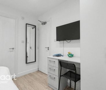 1 bedroom in a house share to rent - Photo 2