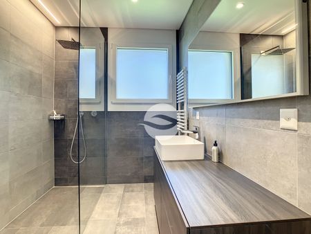 Superb semi-detached villa by covered carport - Photo 5