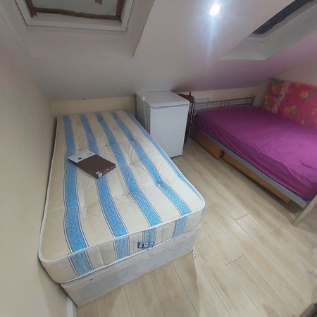 Room in a Shared House, Pembroke Road, IG3 - Photo 3