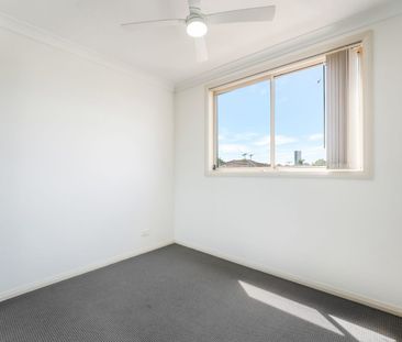 Freshly Updated Two Storey Apartment! - Photo 5