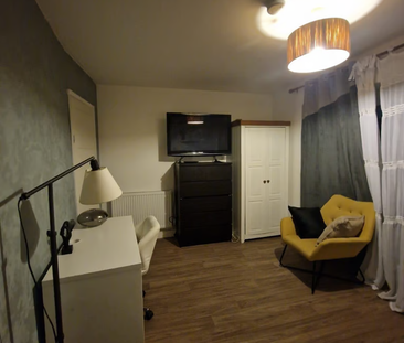 1 bedroom in a flat share to rent - Photo 2