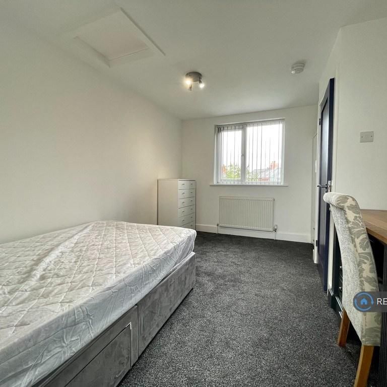 1 bedroom in a house share to rent - Photo 2