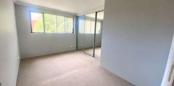 Spacious 1-Bedroom Apartment with Oversized Terrace & Prime Location - Photo 3