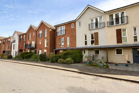 4 bedroom House in Halifax Road, Bracknell - Photo 2