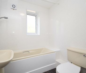 Lees House Road, Dewsbury - Photo 2