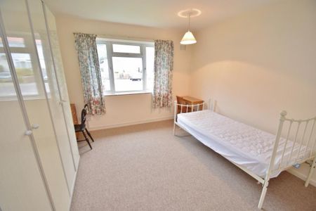 4 bedroom semi-detached house to rent - Photo 3