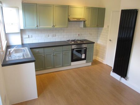 2 bedroom ground floor flat to rent - Photo 3