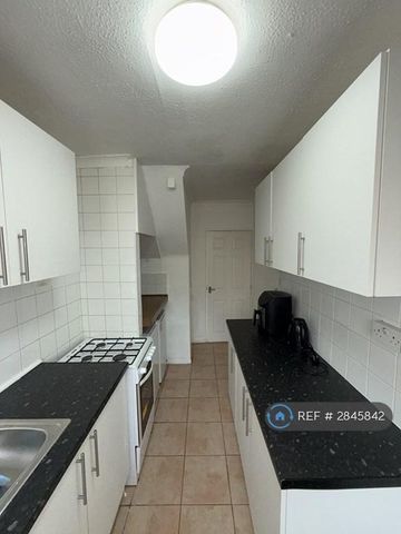 3 bedroom terraced house to rent - Photo 2