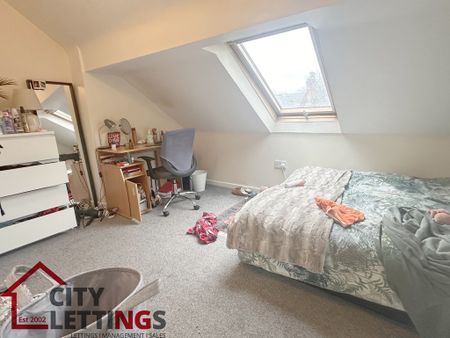 6 Bedroom Mid Terraced House - Photo 4