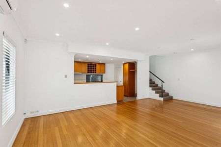 SPACIOUS UNFURNISHED CONTEMPORARY LIVING - Photo 2