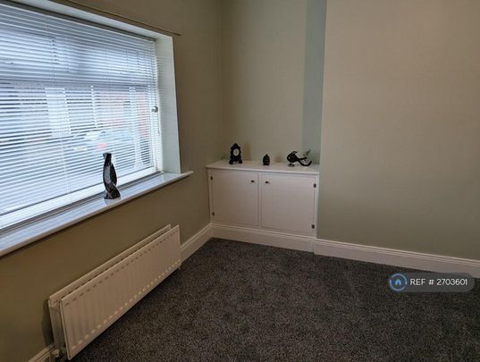2 bedroom end of terrace house to rent - Photo 1