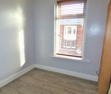 3 bedroom flat to rent - Photo 3