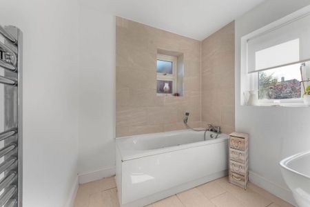 4 bedroom semi-detached house to rent - Photo 5