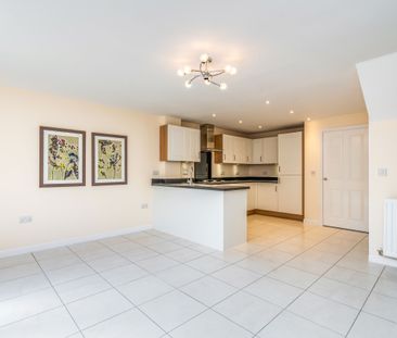 3 bedroom town house to rent Kingsman Drive, Botley, SO32 - Photo 2