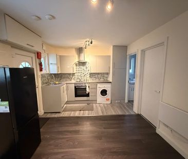 1 Bed Flat, Harpour Road, IG11 - Photo 2
