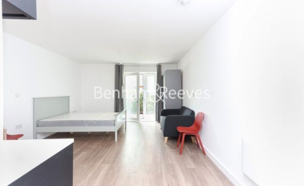 Studio flat to rent in Beaufort Square, Colindale, NW9 - Photo 1