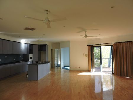 3 Bedroom 2 Bathroom House in Araluen with Unrivalled Views - Photo 5