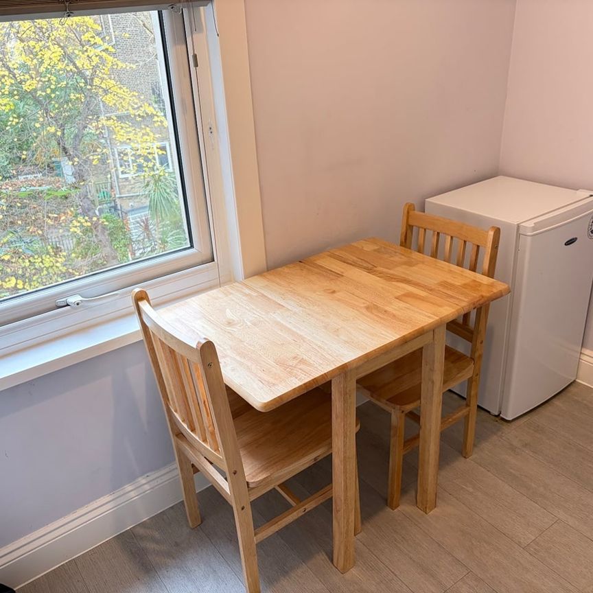 Studio Flat, Very Near Warwick Road Area, SW5 - Photo 1