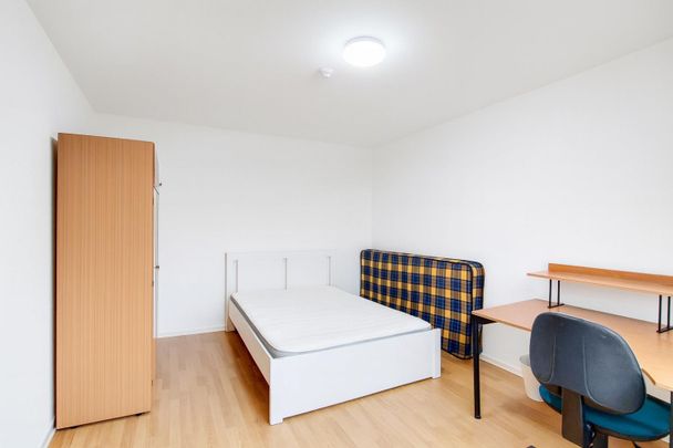 8 bedroom Flat To Let Total Size: 2918 SQ FT - Photo 1