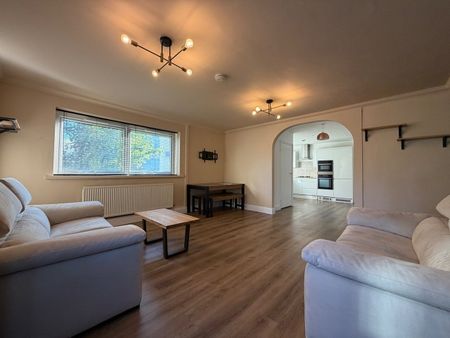 3 Bed Flat, Kirkstall Hill, LS4 - Photo 2