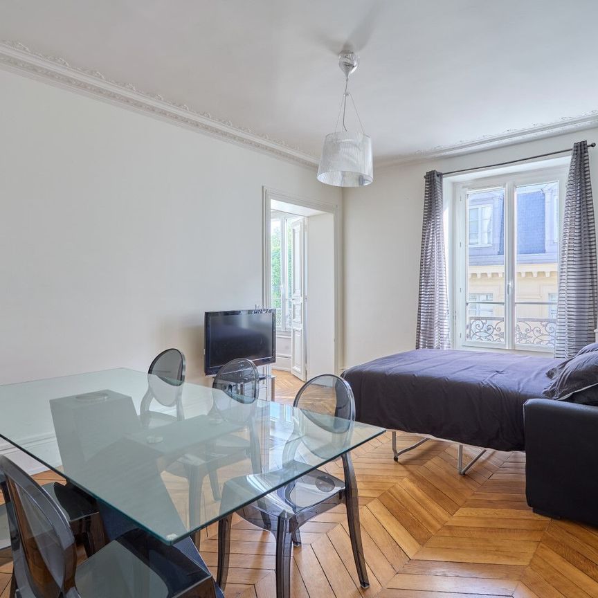 Appartement • Saint Philippe du Roule - Photo 1