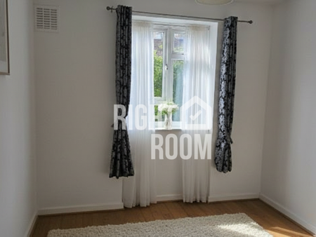 Three Bedroom Flat, Broadway, Greenford, UB6 - Photo 2