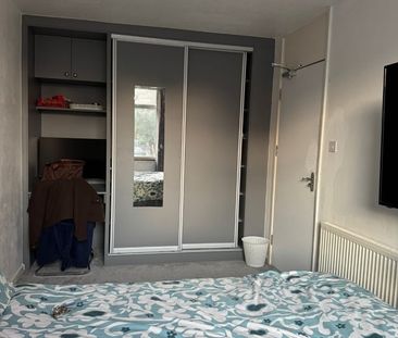Room in a Shared House, Caletock Way, SE10 - Photo 5
