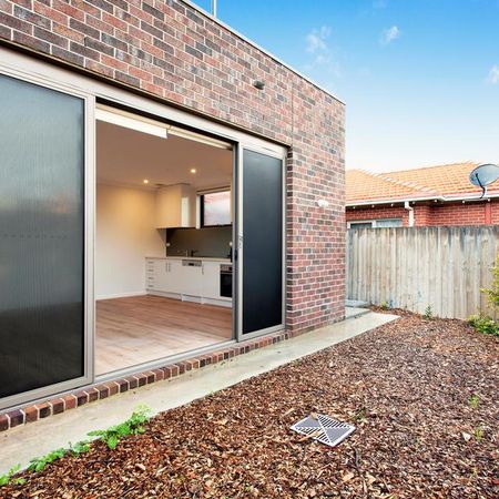 Modern 2 Bedroom Apartment - Photo 3