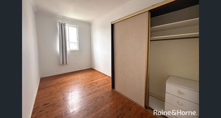 Charming 2-Bedroom Flat in Prime Location - Photo 2