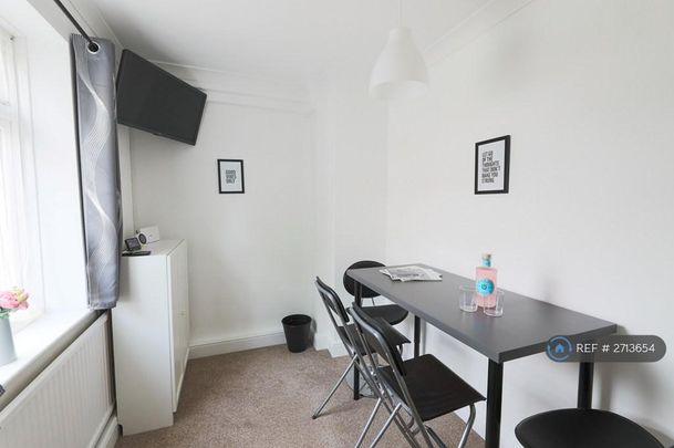 4 bedroom semi-detached house to rent - Photo 1