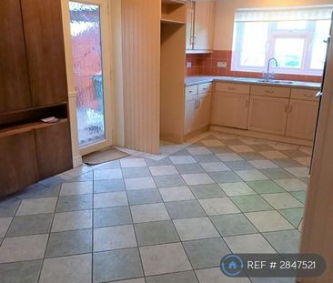 4 bedroom semi-detached house to rent - Photo 6