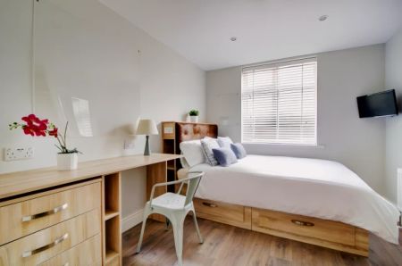 8 bedrooms 2 bathrooms - Photo 3