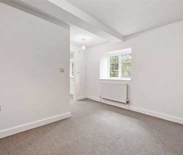 A beautfiully restored four bedroom Cottage - Photo 2