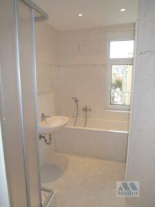 Hainstr. 26, WE 11 – Balkon, Tageslichtbad mit Wanne und Dusche - Foto 4