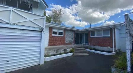 Three-Bedroom Home – Prime Chartwell Location - Photo 5