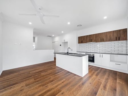 Luxury Lakeside Living - 5-Bedroom Executive Home in Murrumba Downs - Photo 2