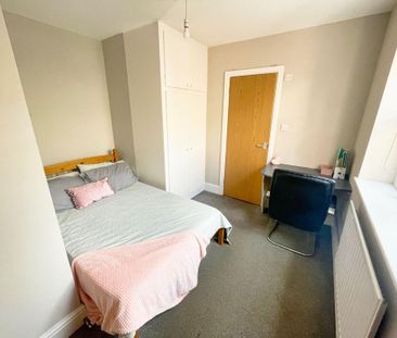6 bedroom terraced house to rent - Photo 4