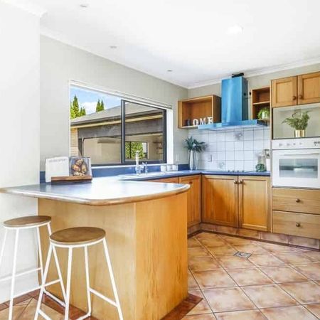 4 Bedrooms in Huntington - Photo 4