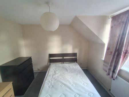 2 Bed Maisonette, York Road, SW11 - Photo 3