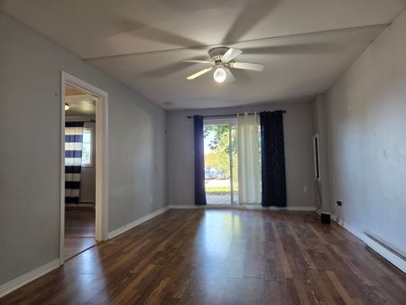 For Lease - 81 Craig Henry Drive Unit# B, South of Baseline to Knoxdale, Ontario - Photo 2