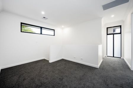 Stunning Executive Home - Midway Between City and Beach! - Photo 5