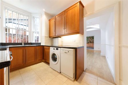 A well-presented two bedroom apartment set behind a quiet and discreet street, off Albert Bridge Road. - Photo 3